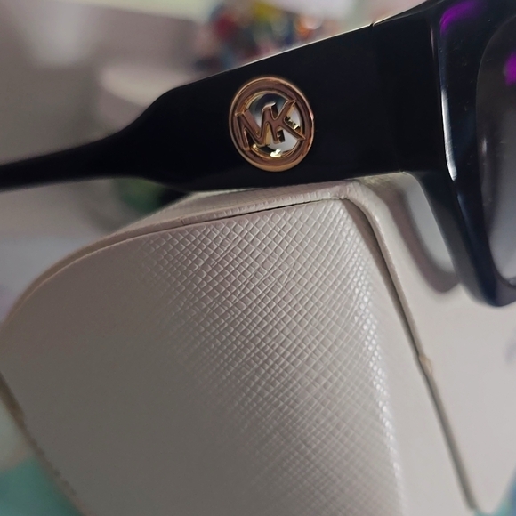 Michael Kors Black & Gold Women's Cat-Eye Gradient Sunglasses (NWT)✨️🖤✨️ - Picture 4 of 8